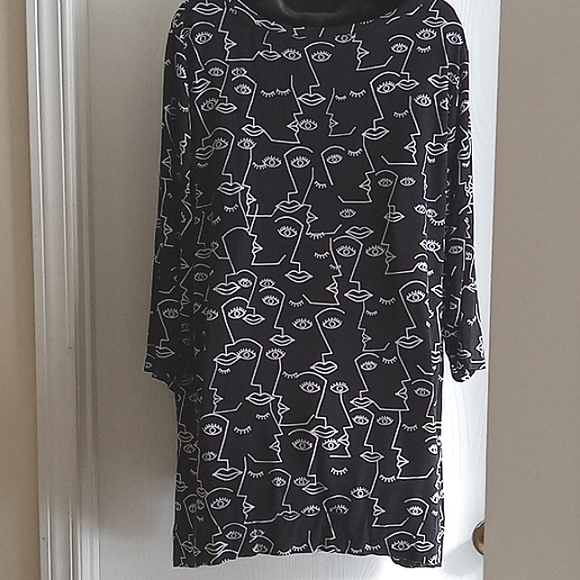 Tahari | Black and White Print High Lo Tunic Blouse - Picture 5 of 12